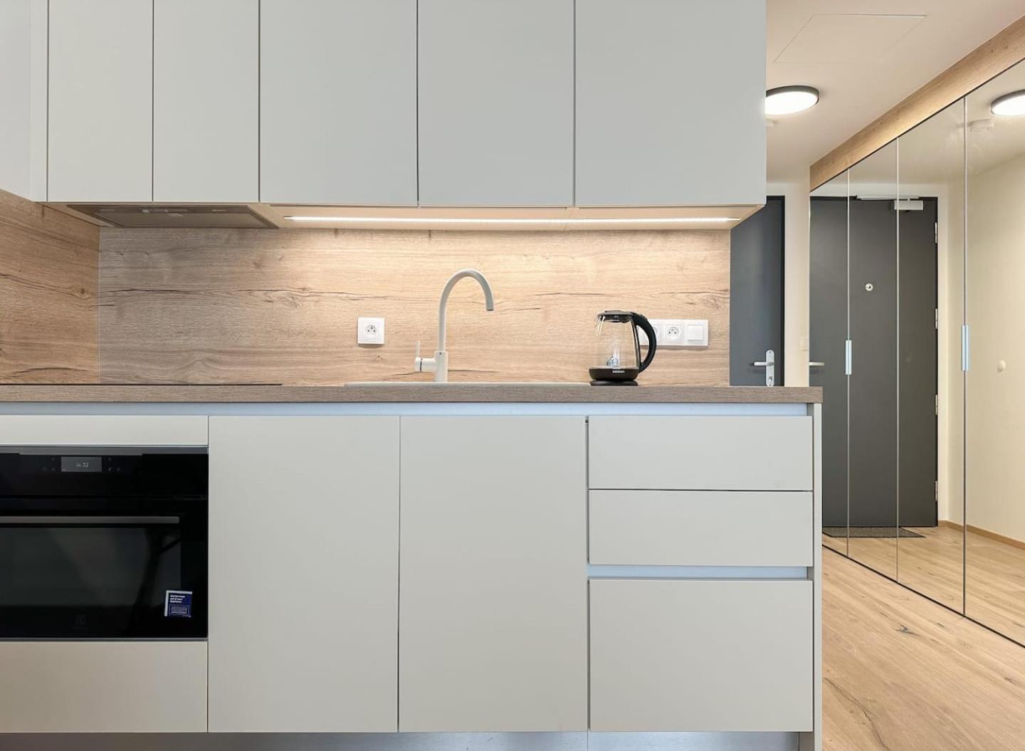 Real Living By Refa Karlin 406 * Praha